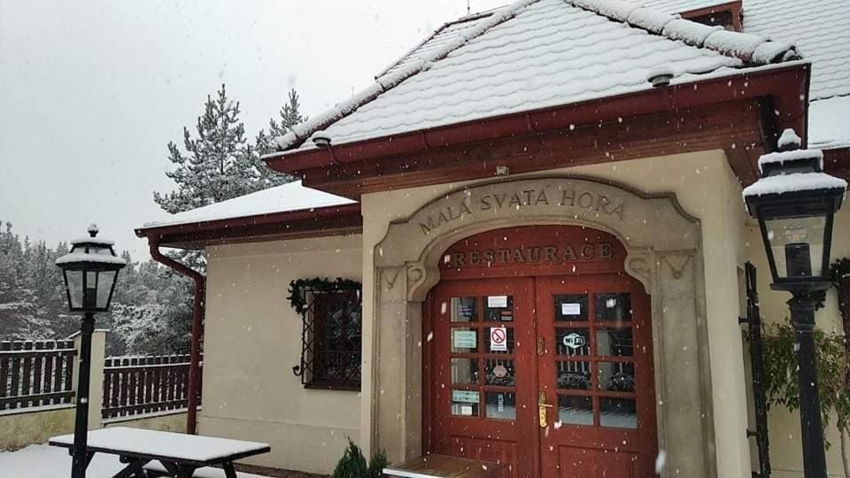 Mala Svata Hora - Penzion & Restaurace Mníšek pod Brdy Extérieur photo