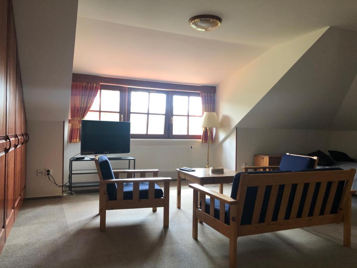 Mala Svata Hora - Penzion & Restaurace Mníšek pod Brdy Extérieur photo